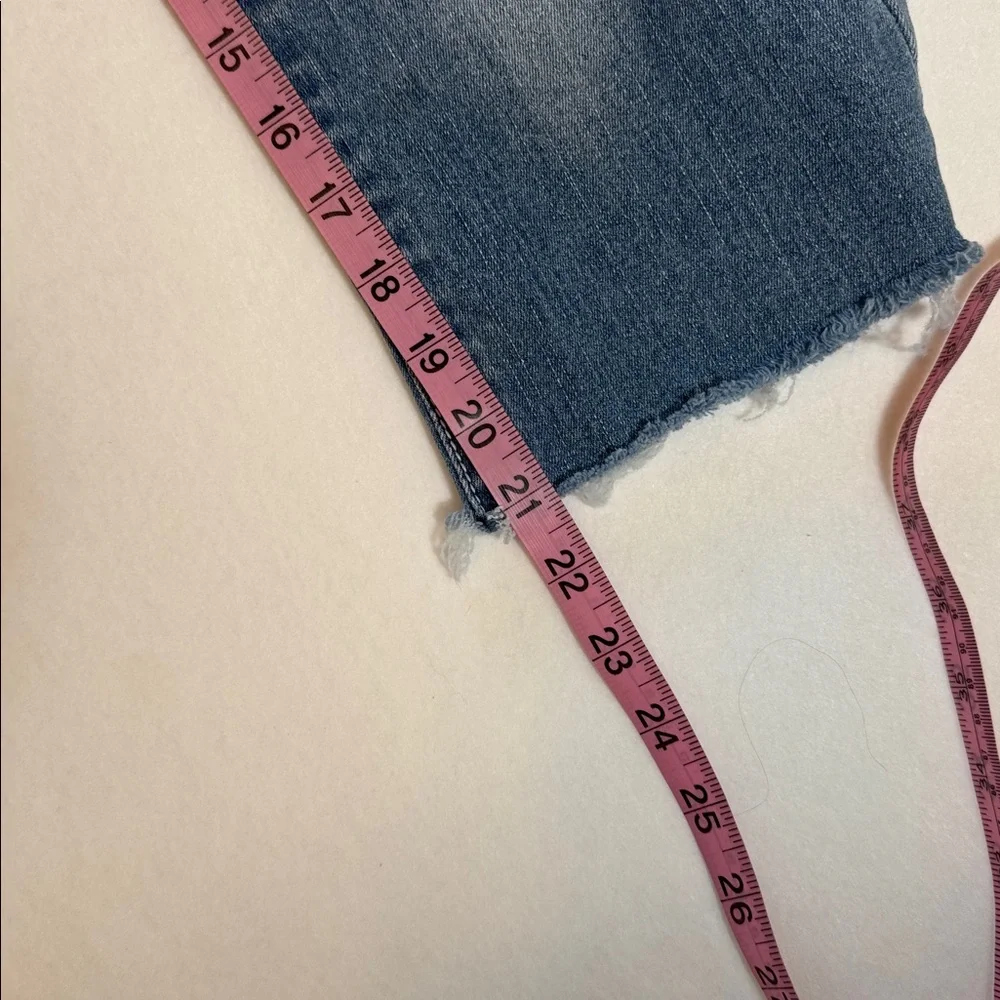Wallflower Embroidered Back‎ Flap Pockets Faded Blue Cropped Jeans Raw Hem S 13